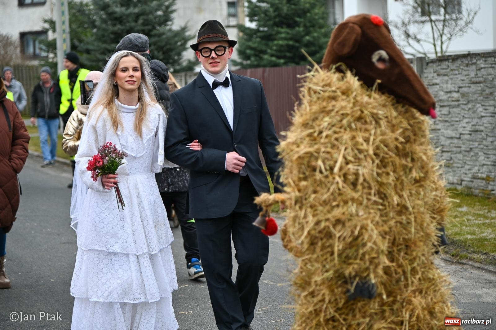Zdjęcie w galerii na portalu naszraciborz.pl: Samborowice żegną karnawał: Tanzbär i słomiane misie na bis! [GALERIA] wiadomości z regionu