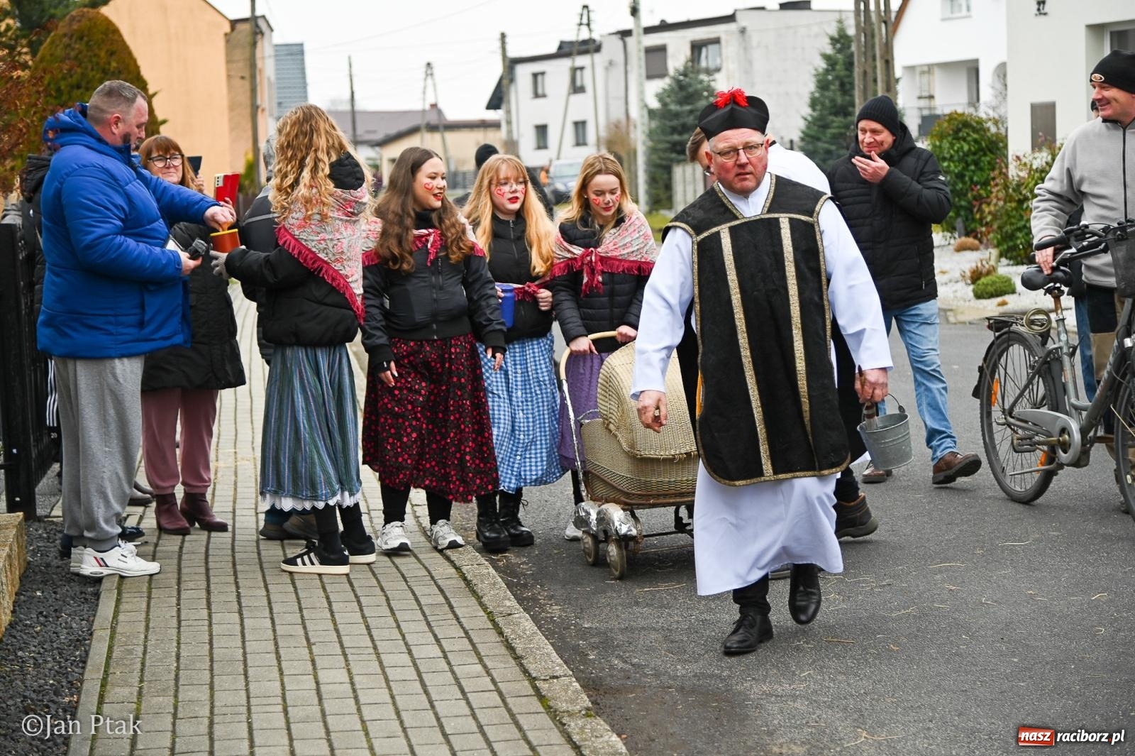 Zdjęcie w galerii na portalu naszraciborz.pl: Samborowice żegną karnawał: Tanzbär i słomiane misie na bis! [GALERIA] wiadomości z regionu