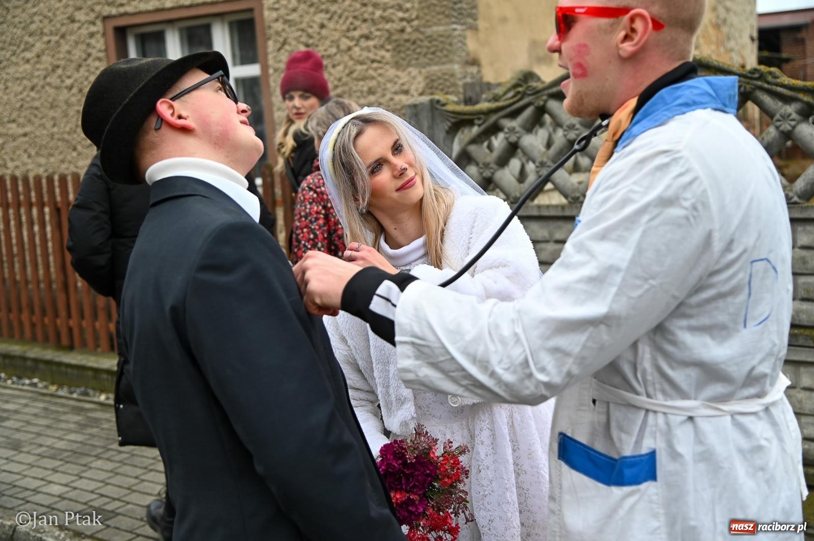 Zdjęcie w galerii na portalu naszraciborz.pl: Samborowice żegną karnawał: Tanzbär i słomiane misie na bis! [GALERIA] wiadomości z regionu