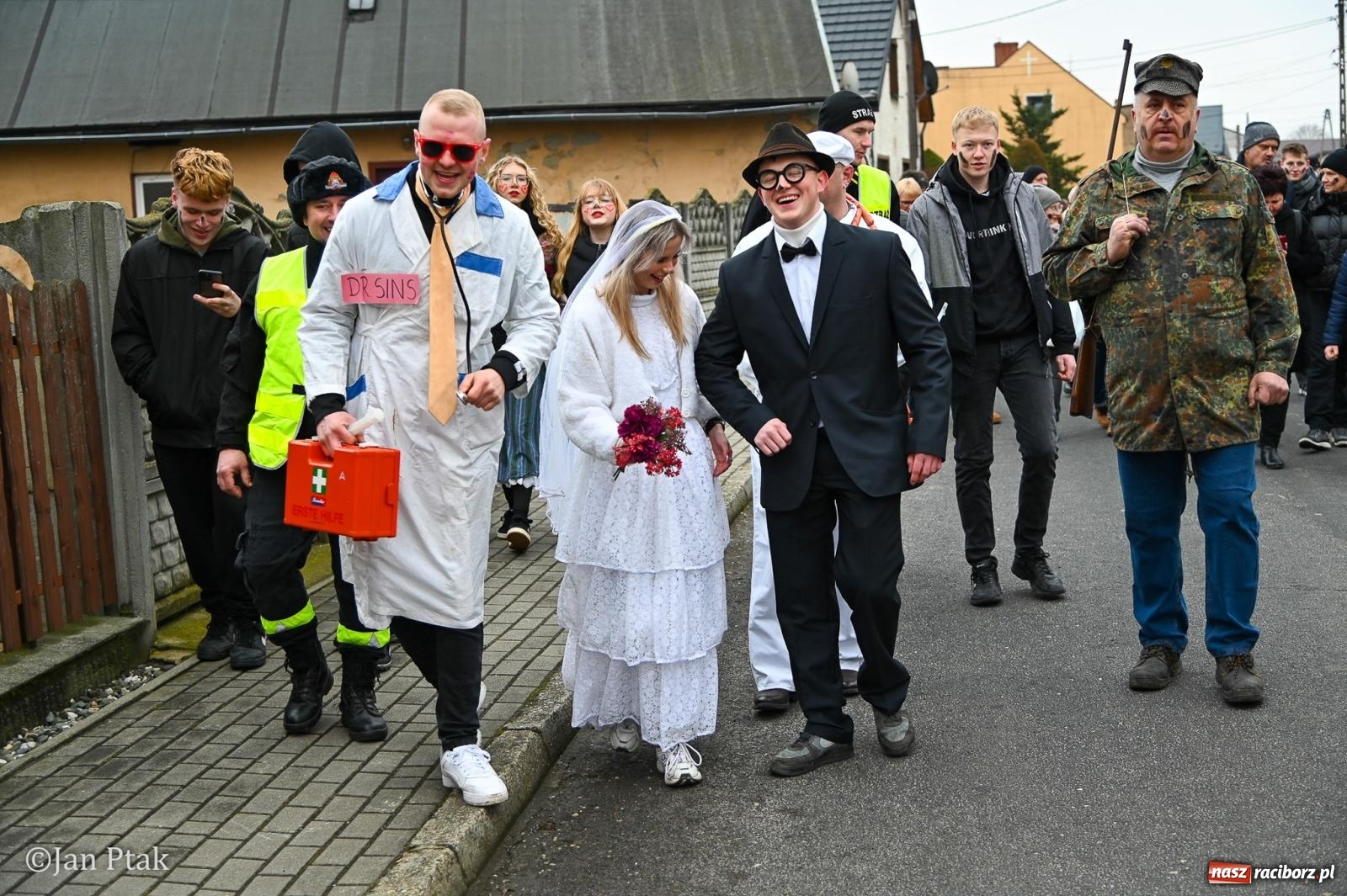 Zdjęcie w galerii na portalu naszraciborz.pl: Samborowice żegną karnawał: Tanzbär i słomiane misie na bis! [GALERIA] wiadomości z regionu