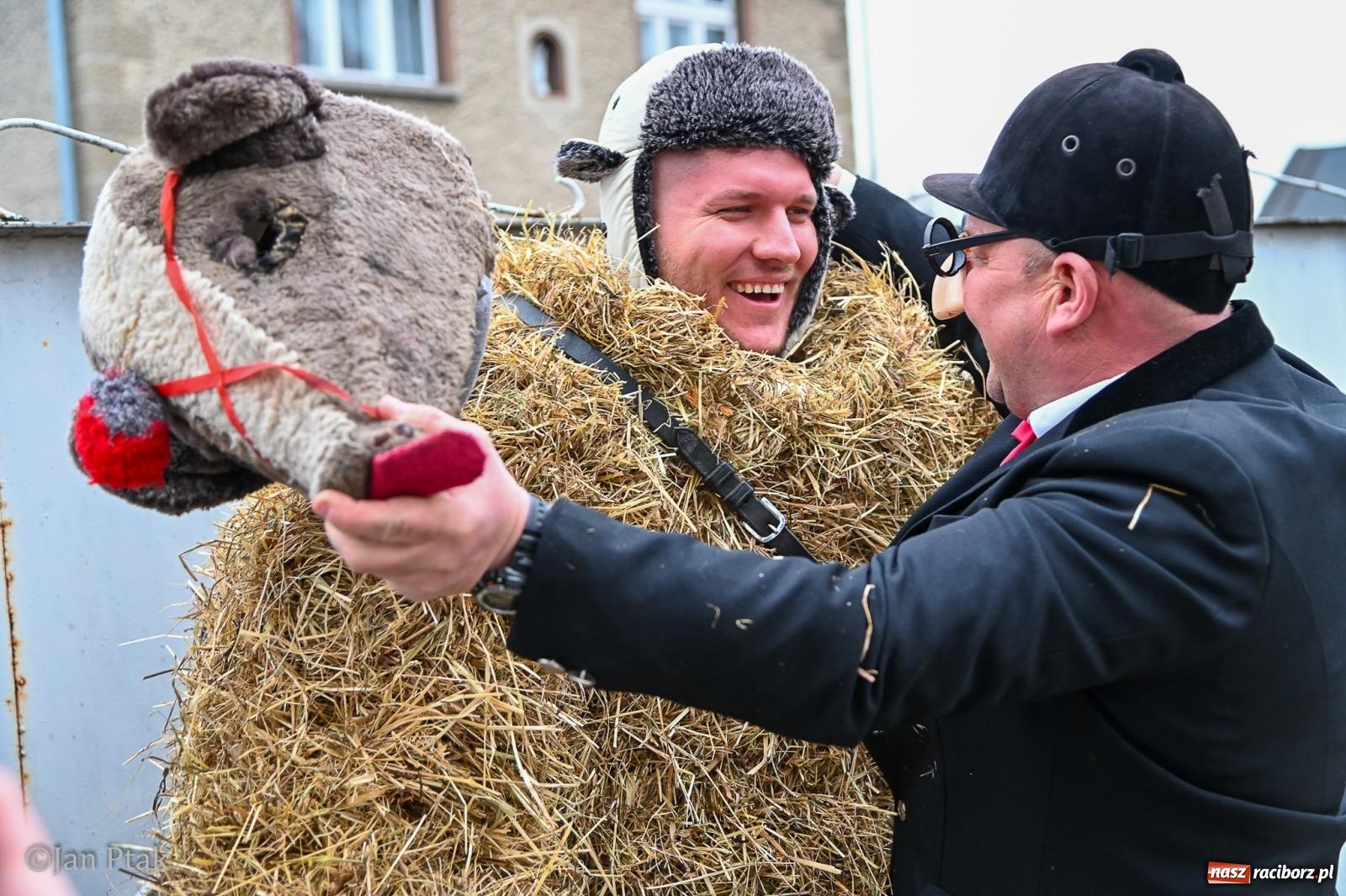 Zdjęcie w galerii na portalu naszraciborz.pl: Samborowice żegną karnawał: Tanzbär i słomiane misie na bis! [GALERIA] wiadomości z regionu
