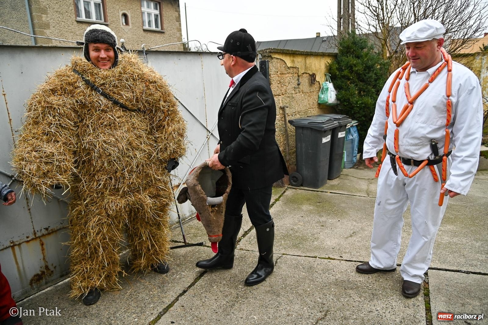 Zdjęcie w galerii na portalu naszraciborz.pl: Samborowice żegną karnawał: Tanzbär i słomiane misie na bis! [GALERIA] wiadomości z regionu