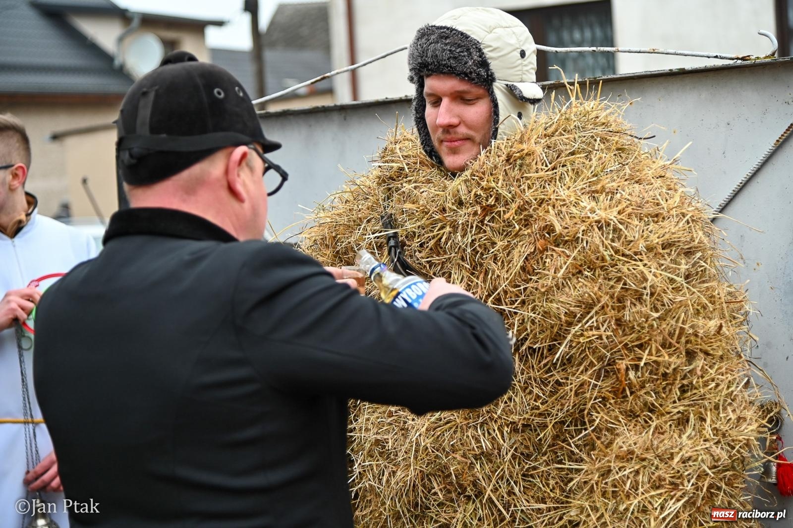Zdjęcie w galerii na portalu naszraciborz.pl: Samborowice żegną karnawał: Tanzbär i słomiane misie na bis! [GALERIA] wiadomości z regionu