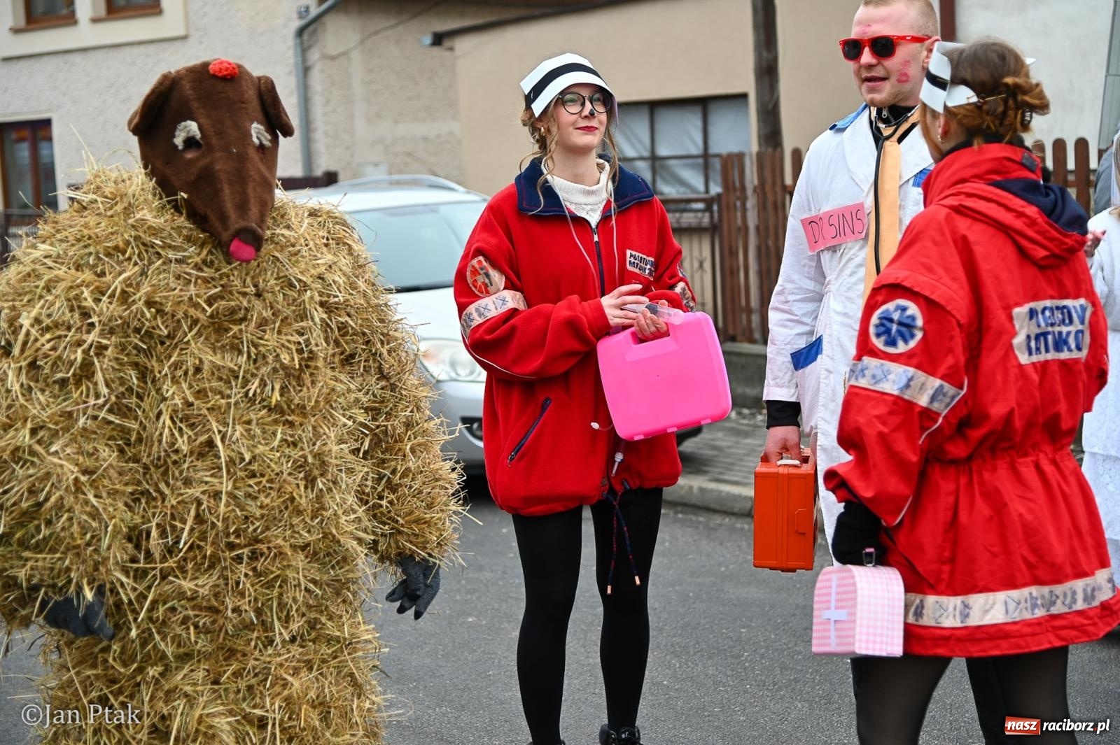 Zdjęcie w galerii na portalu naszraciborz.pl: Samborowice żegną karnawał: Tanzbär i słomiane misie na bis! [GALERIA] wiadomości z regionu