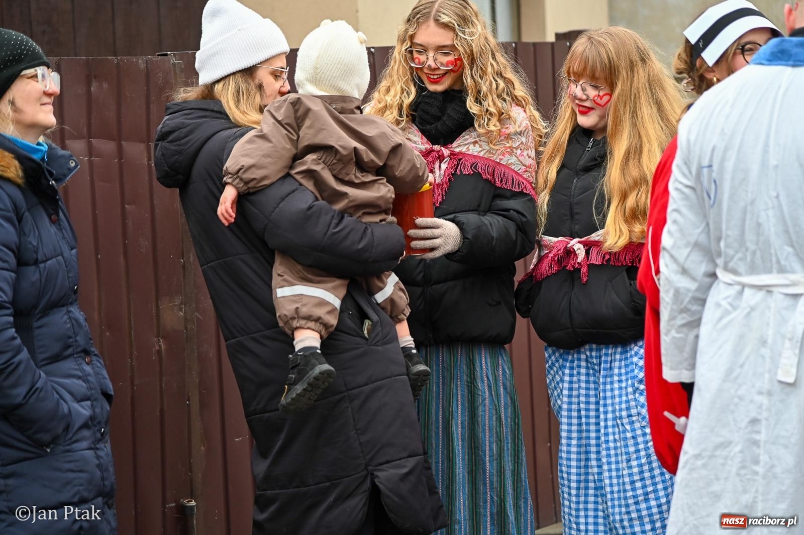 Zdjęcie w galerii na portalu naszraciborz.pl: Samborowice żegną karnawał: Tanzbär i słomiane misie na bis! [GALERIA] wiadomości z regionu
