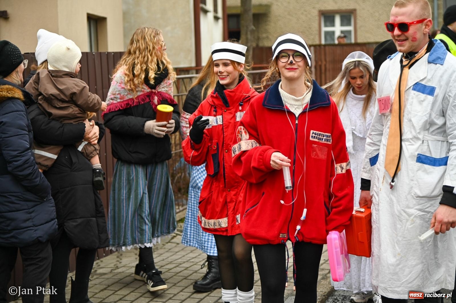Zdjęcie w galerii na portalu naszraciborz.pl: Samborowice żegną karnawał: Tanzbär i słomiane misie na bis! [GALERIA] wiadomości z regionu