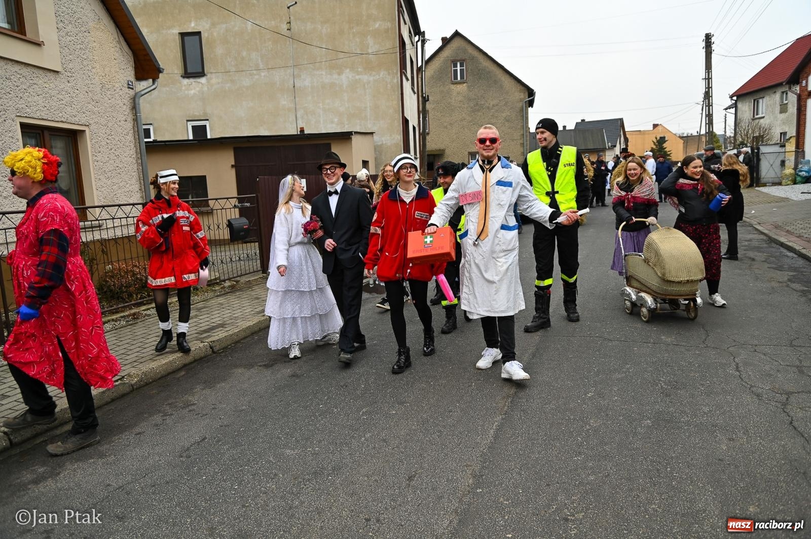 Zdjęcie w galerii na portalu naszraciborz.pl: Samborowice żegną karnawał: Tanzbär i słomiane misie na bis! [GALERIA] wiadomości z regionu