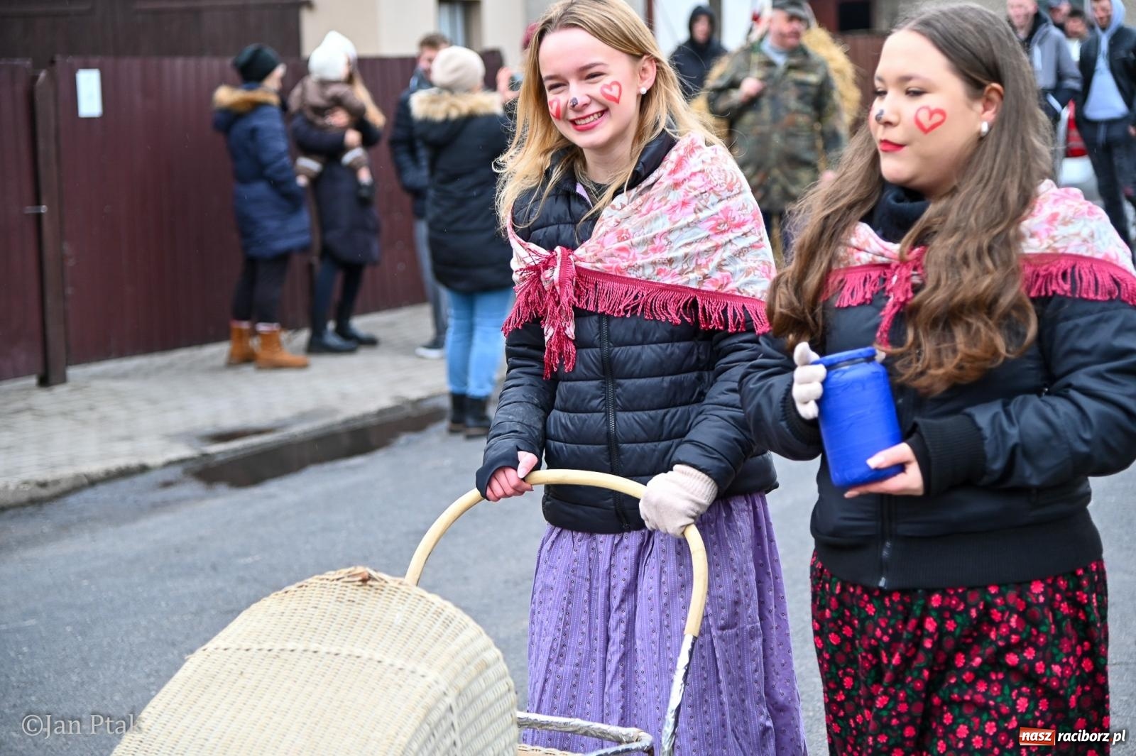 Zdjęcie w galerii na portalu naszraciborz.pl: Samborowice żegną karnawał: Tanzbär i słomiane misie na bis! [GALERIA] wiadomości z regionu