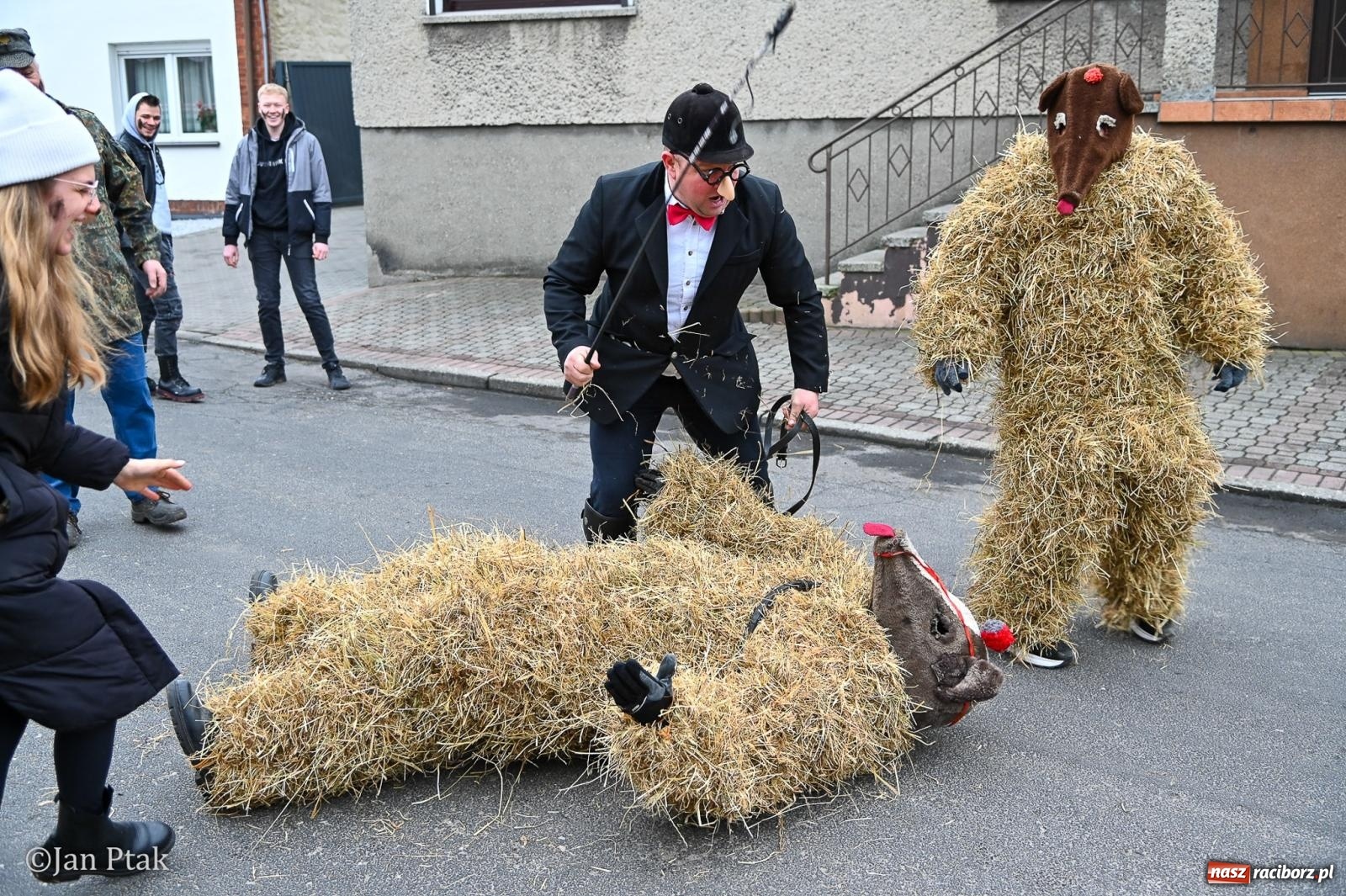 Zdjęcie w galerii na portalu naszraciborz.pl: Samborowice żegną karnawał: Tanzbär i słomiane misie na bis! [GALERIA] wiadomości z regionu