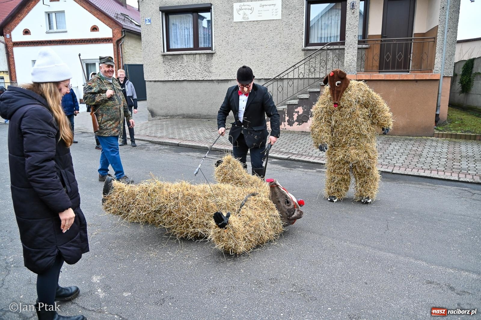 Zdjęcie w galerii na portalu naszraciborz.pl: Samborowice żegną karnawał: Tanzbär i słomiane misie na bis! [GALERIA] wiadomości z regionu