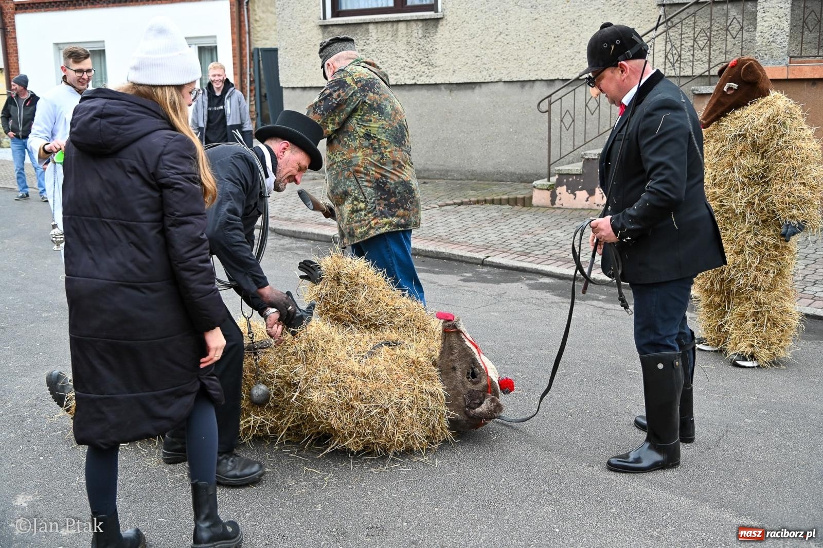 Zdjęcie w galerii na portalu naszraciborz.pl: Samborowice żegną karnawał: Tanzbär i słomiane misie na bis! [GALERIA] wiadomości z regionu