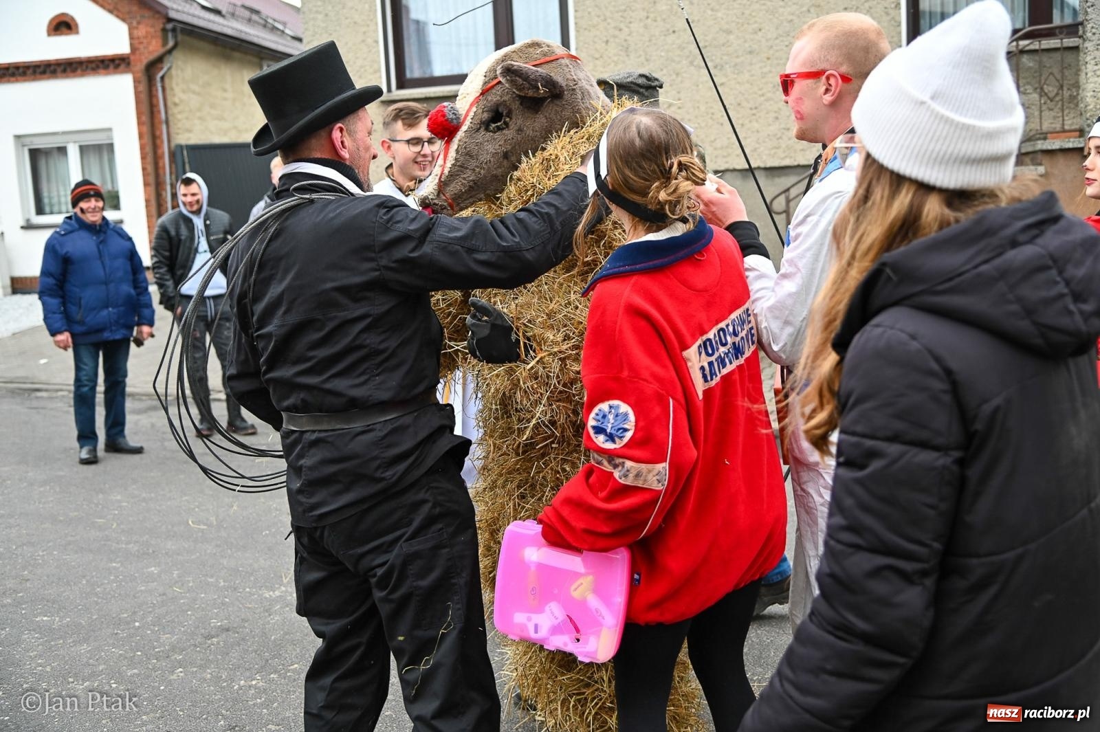 Zdjęcie w galerii na portalu naszraciborz.pl: Samborowice żegną karnawał: Tanzbär i słomiane misie na bis! [GALERIA] wiadomości z regionu