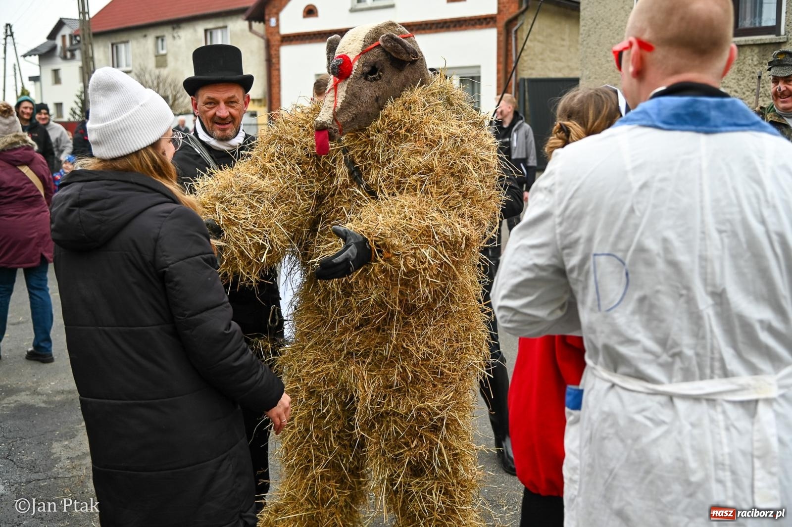 Zdjęcie w galerii na portalu naszraciborz.pl: Samborowice żegną karnawał: Tanzbär i słomiane misie na bis! [GALERIA] wiadomości z regionu