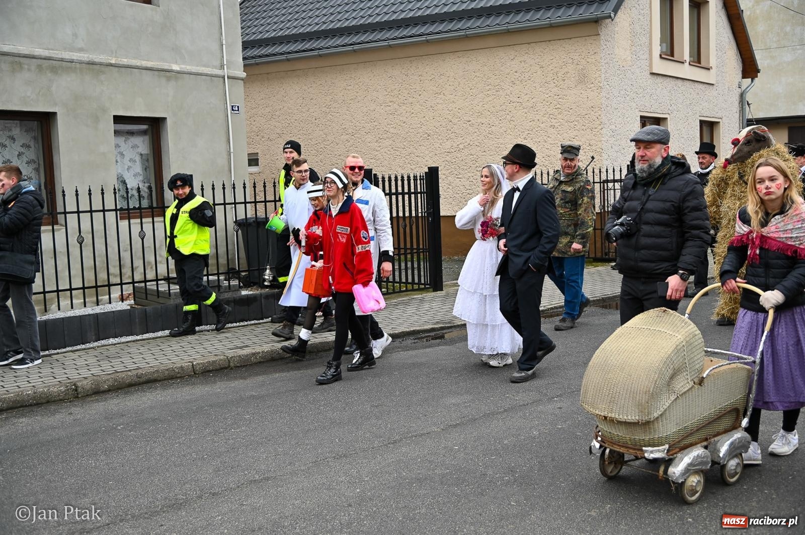 Zdjęcie w galerii na portalu naszraciborz.pl: Samborowice żegną karnawał: Tanzbär i słomiane misie na bis! [GALERIA] wiadomości z regionu