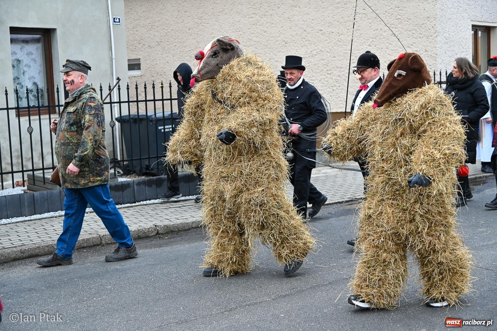 Zdjęcie w galerii na portalu naszraciborz.pl: Samborowice żegną karnawał: Tanzbär i słomiane misie na bis! [GALERIA] wiadomości z regionu