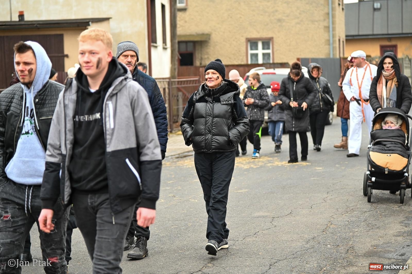 Zdjęcie w galerii na portalu naszraciborz.pl: Samborowice żegną karnawał: Tanzbär i słomiane misie na bis! [GALERIA] wiadomości z regionu