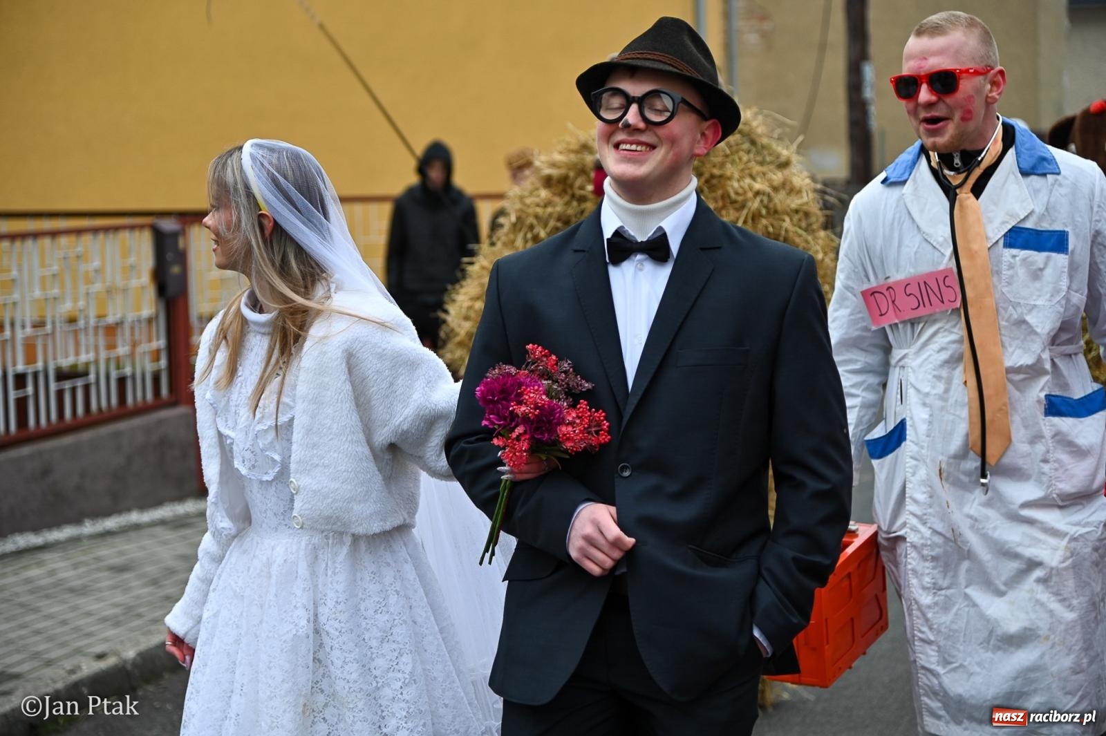 Zdjęcie w galerii na portalu naszraciborz.pl: Samborowice żegną karnawał: Tanzbär i słomiane misie na bis! [GALERIA] wiadomości z regionu