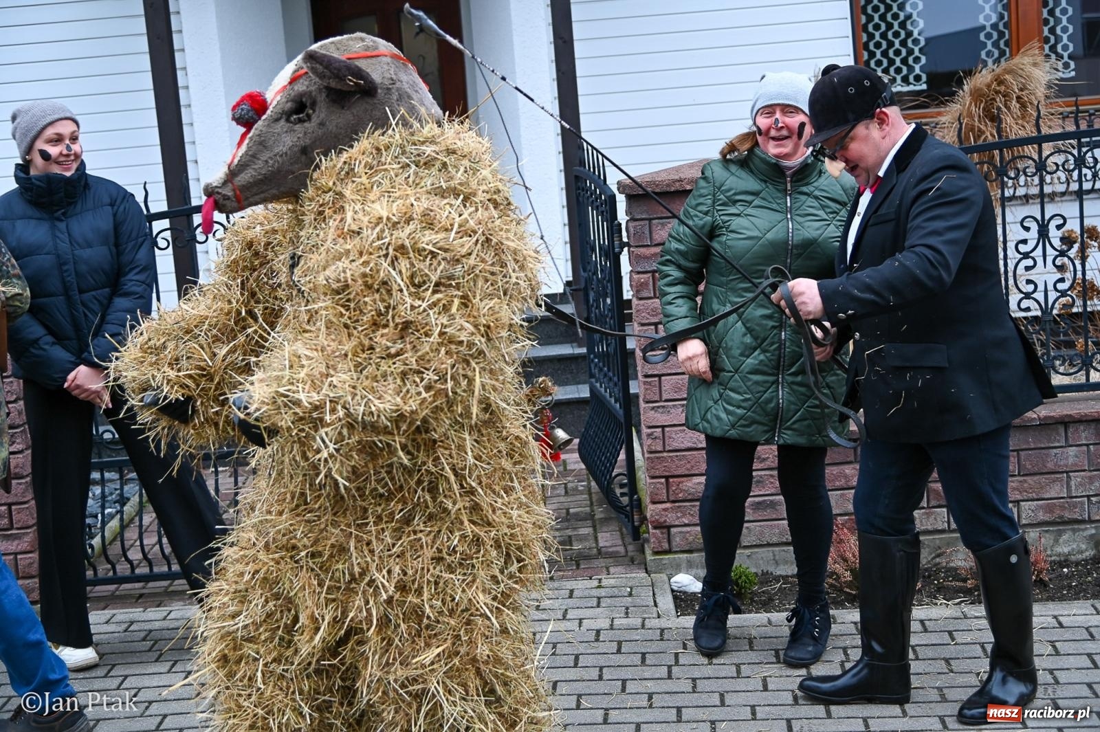 Zdjęcie w galerii na portalu naszraciborz.pl: Samborowice żegną karnawał: Tanzbär i słomiane misie na bis! [GALERIA] wiadomości z regionu