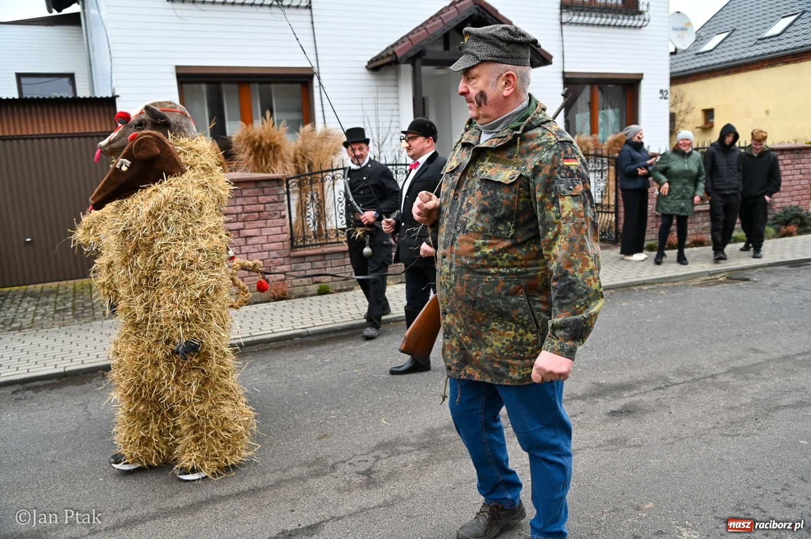 Zdjęcie w galerii na portalu naszraciborz.pl: Samborowice żegną karnawał: Tanzbär i słomiane misie na bis! [GALERIA] wiadomości z regionu