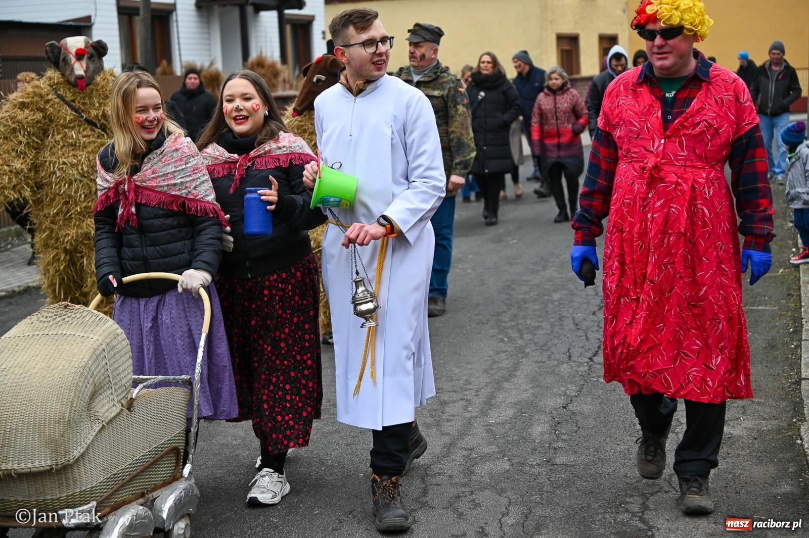 Zdjęcie w galerii na portalu naszraciborz.pl: Samborowice żegną karnawał: Tanzbär i słomiane misie na bis! [GALERIA] wiadomości z regionu