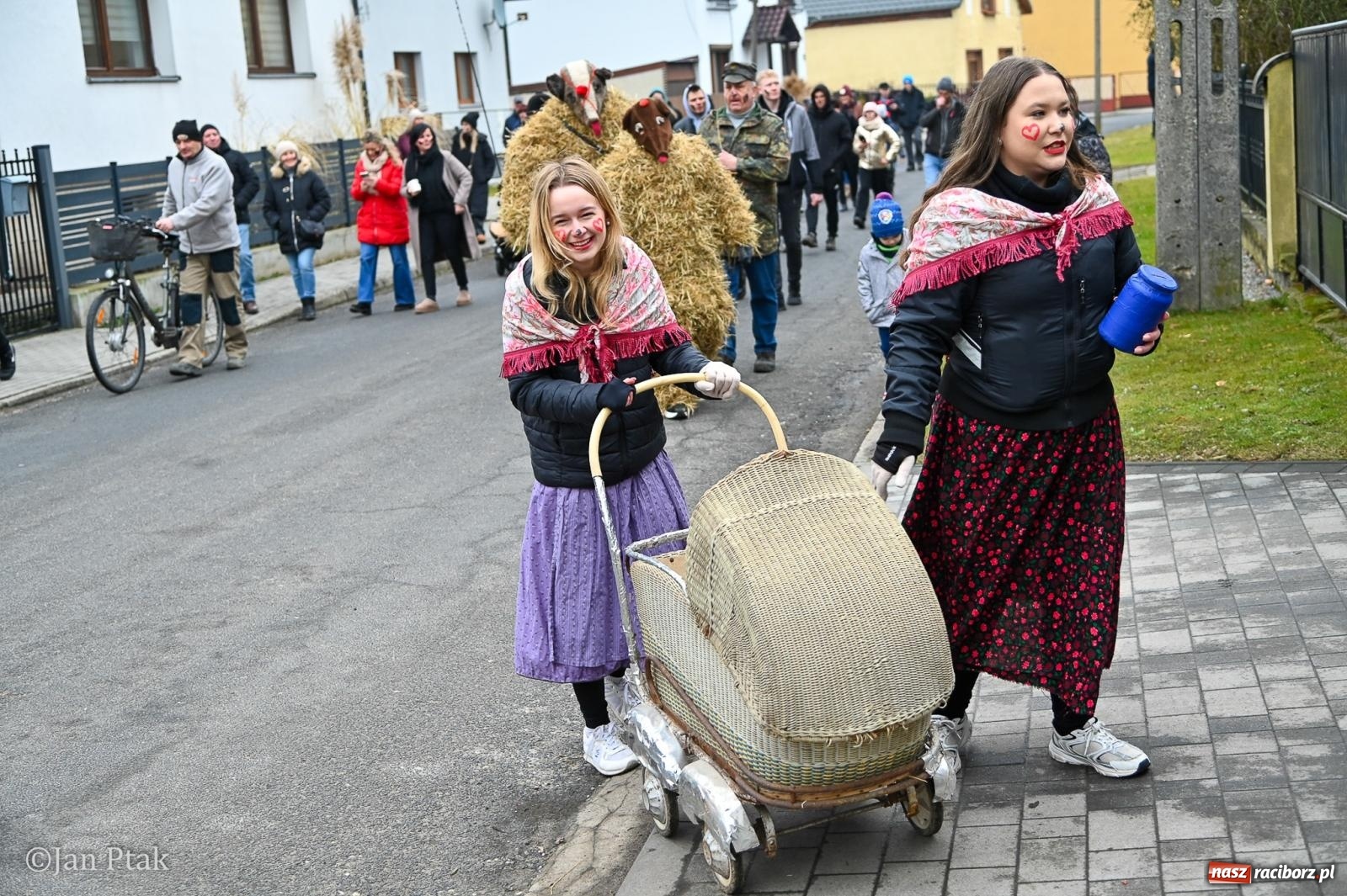 Zdjęcie w galerii na portalu naszraciborz.pl: Samborowice żegną karnawał: Tanzbär i słomiane misie na bis! [GALERIA] wiadomości z regionu