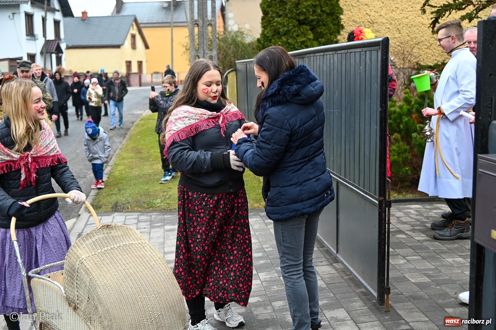 Zdjęcie w galerii na portalu naszraciborz.pl: Samborowice żegną karnawał: Tanzbär i słomiane misie na bis! [GALERIA] wiadomości z regionu
