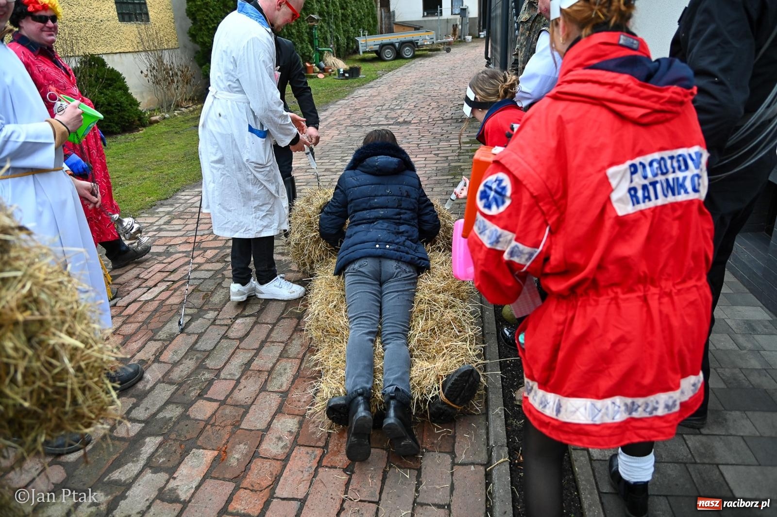 Zdjęcie w galerii na portalu naszraciborz.pl: Samborowice żegną karnawał: Tanzbär i słomiane misie na bis! [GALERIA] wiadomości z regionu
