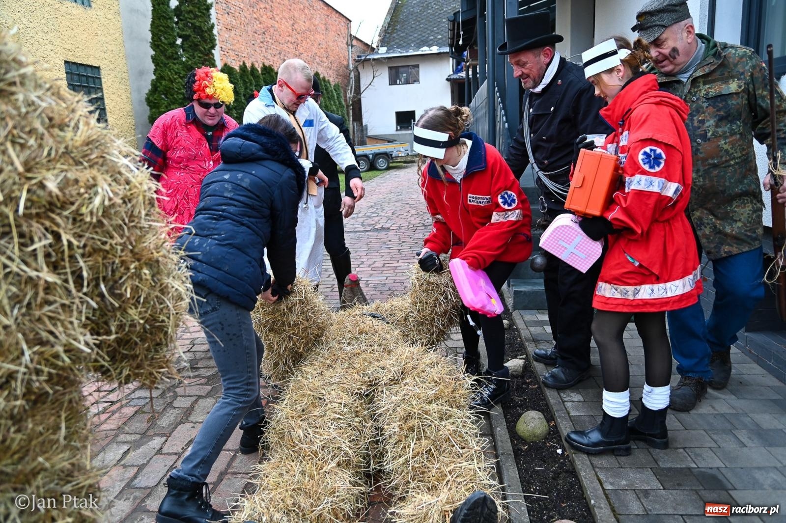 Zdjęcie w galerii na portalu naszraciborz.pl: Samborowice żegną karnawał: Tanzbär i słomiane misie na bis! [GALERIA] wiadomości z regionu