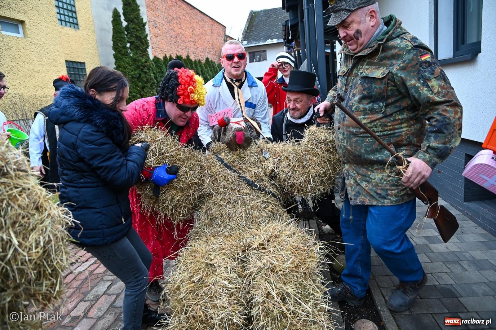 Zdjęcie w galerii na portalu naszraciborz.pl: Samborowice żegną karnawał: Tanzbär i słomiane misie na bis! [GALERIA] wiadomości z regionu