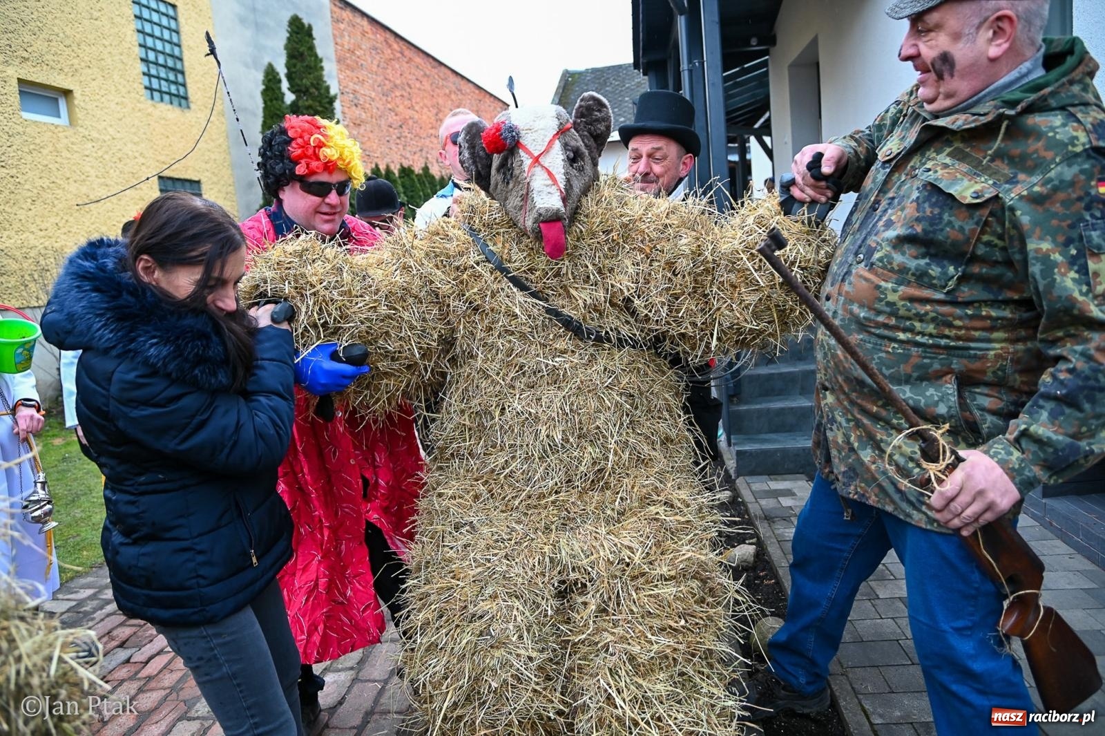 Zdjęcie w galerii na portalu naszraciborz.pl: Samborowice żegną karnawał: Tanzbär i słomiane misie na bis! [GALERIA] wiadomości z regionu