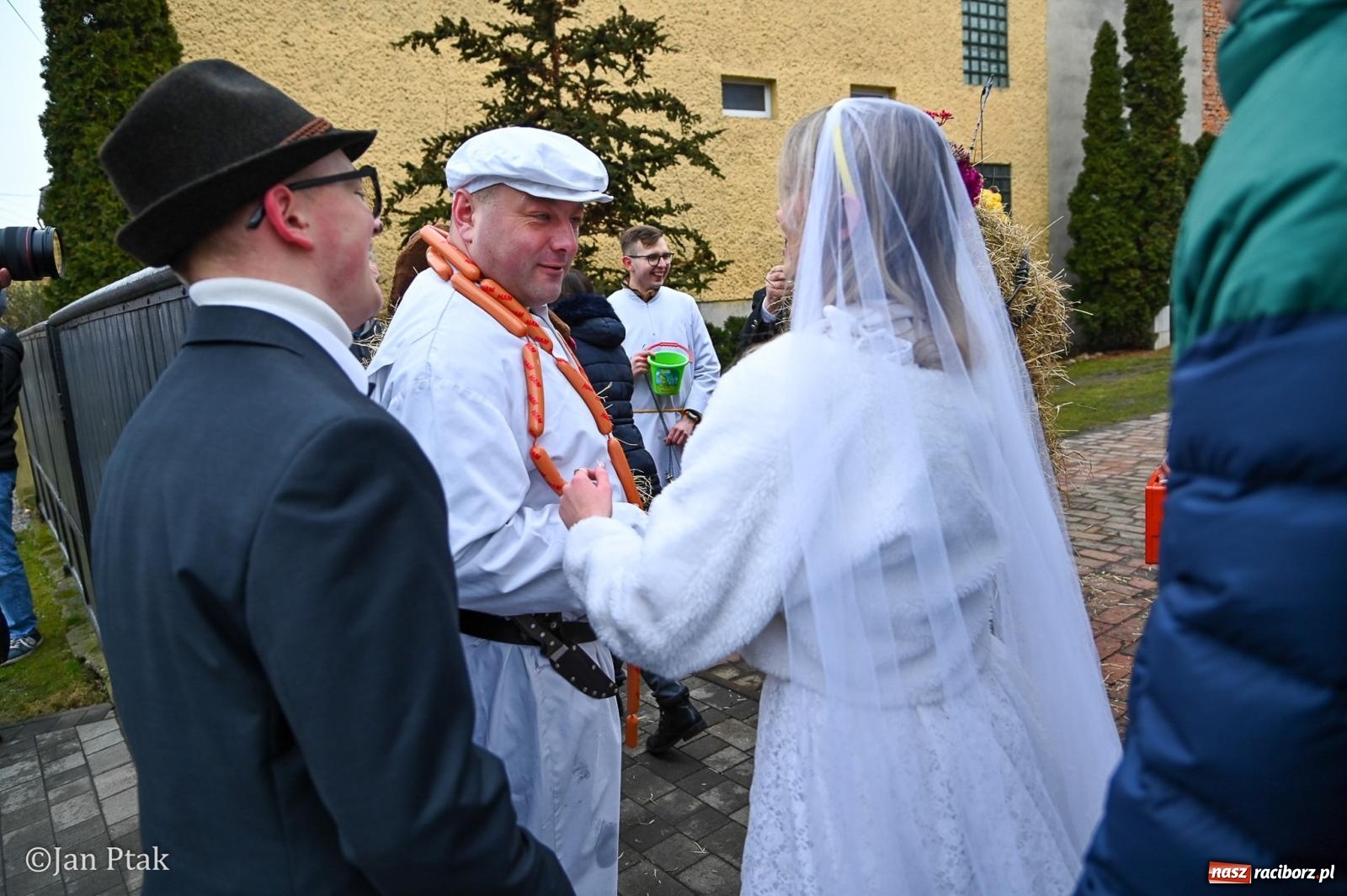 Zdjęcie w galerii na portalu naszraciborz.pl: Samborowice żegną karnawał: Tanzbär i słomiane misie na bis! [GALERIA] wiadomości z regionu