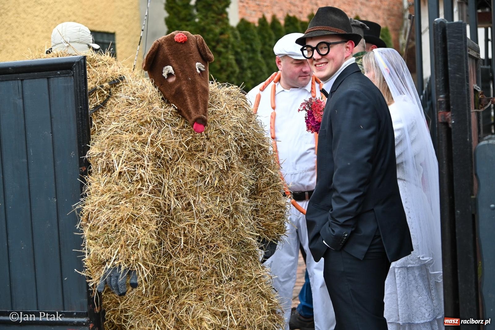 Zdjęcie w galerii na portalu naszraciborz.pl: Samborowice żegną karnawał: Tanzbär i słomiane misie na bis! [GALERIA] wiadomości z regionu