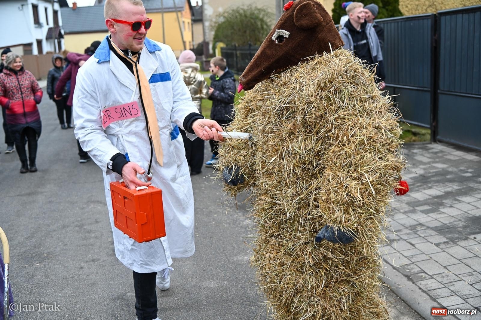 Zdjęcie w galerii na portalu naszraciborz.pl: Samborowice żegną karnawał: Tanzbär i słomiane misie na bis! [GALERIA] wiadomości z regionu