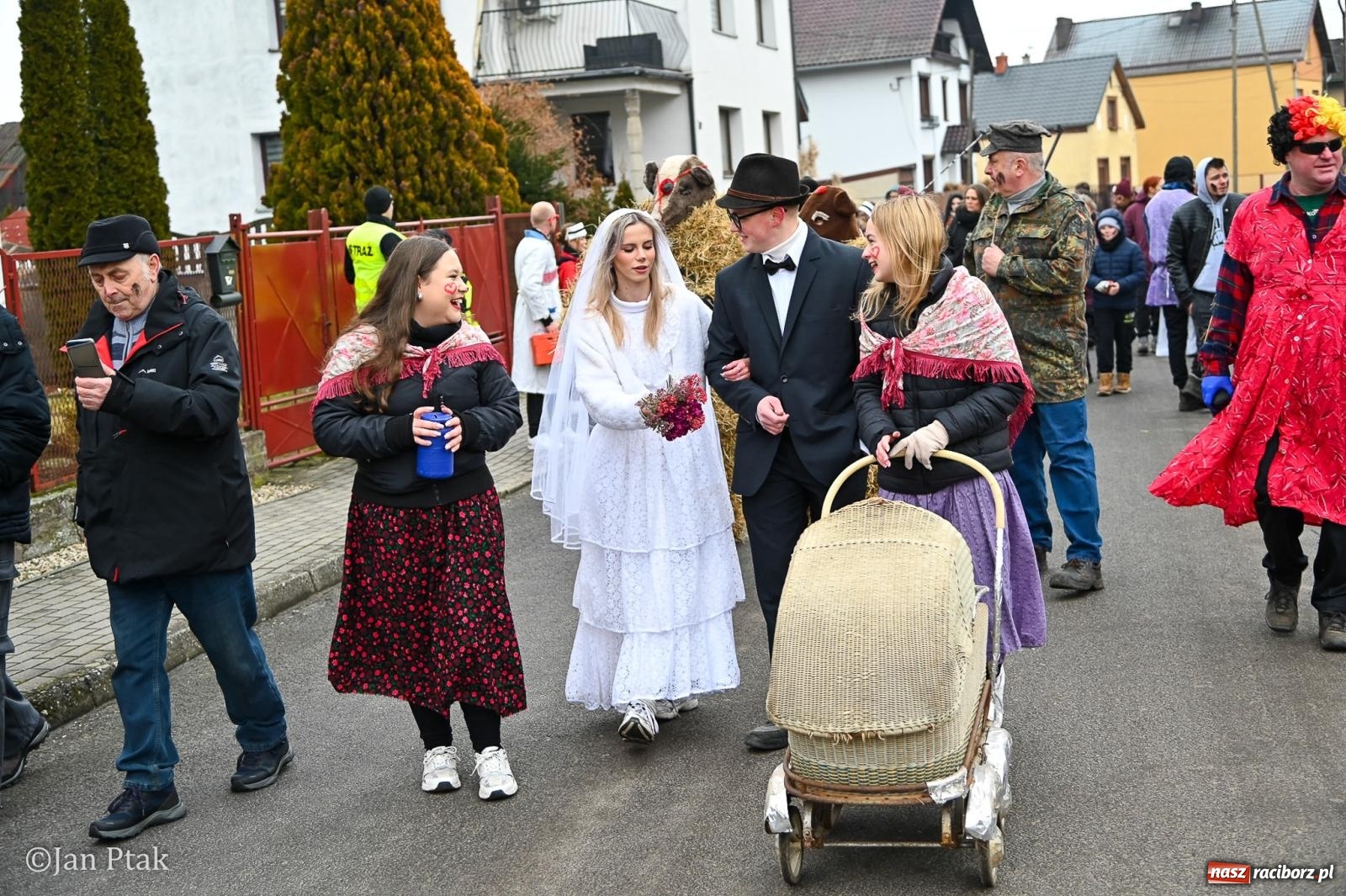 Zdjęcie w galerii na portalu naszraciborz.pl: Samborowice żegną karnawał: Tanzbär i słomiane misie na bis! [GALERIA] wiadomości z regionu