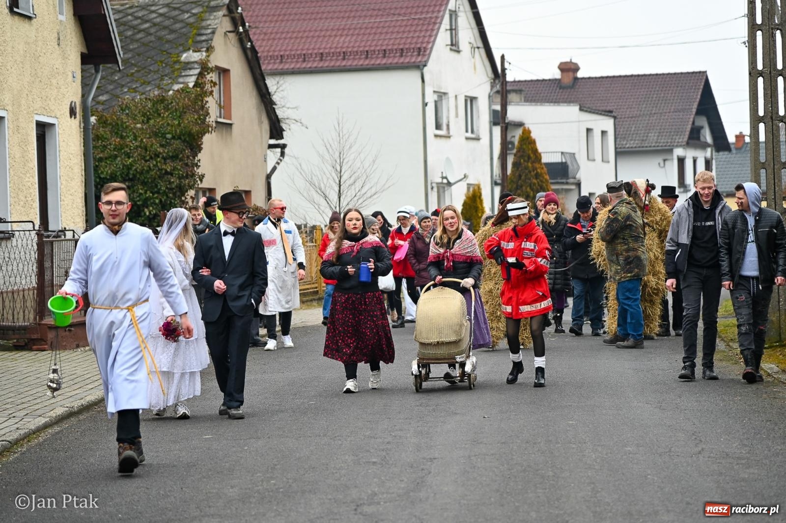Zdjęcie w galerii na portalu naszraciborz.pl: Samborowice żegną karnawał: Tanzbär i słomiane misie na bis! [GALERIA] wiadomości z regionu