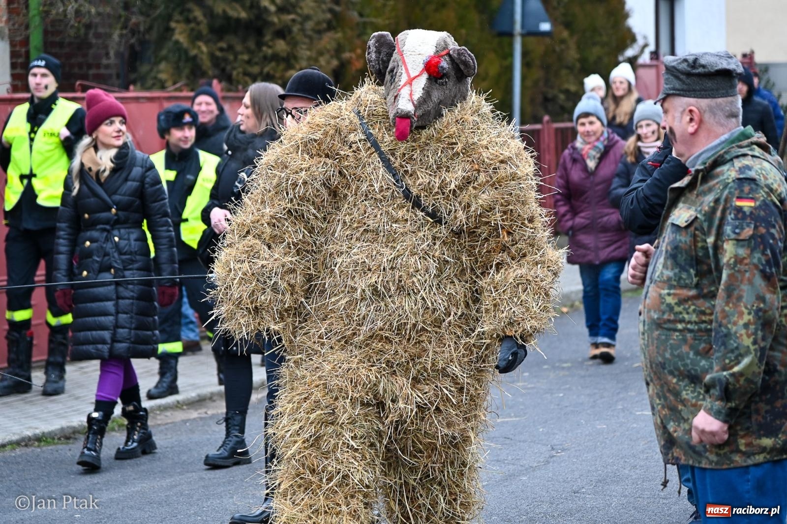 Zdjęcie w galerii na portalu naszraciborz.pl: Samborowice żegną karnawał: Tanzbär i słomiane misie na bis! [GALERIA] wiadomości z regionu