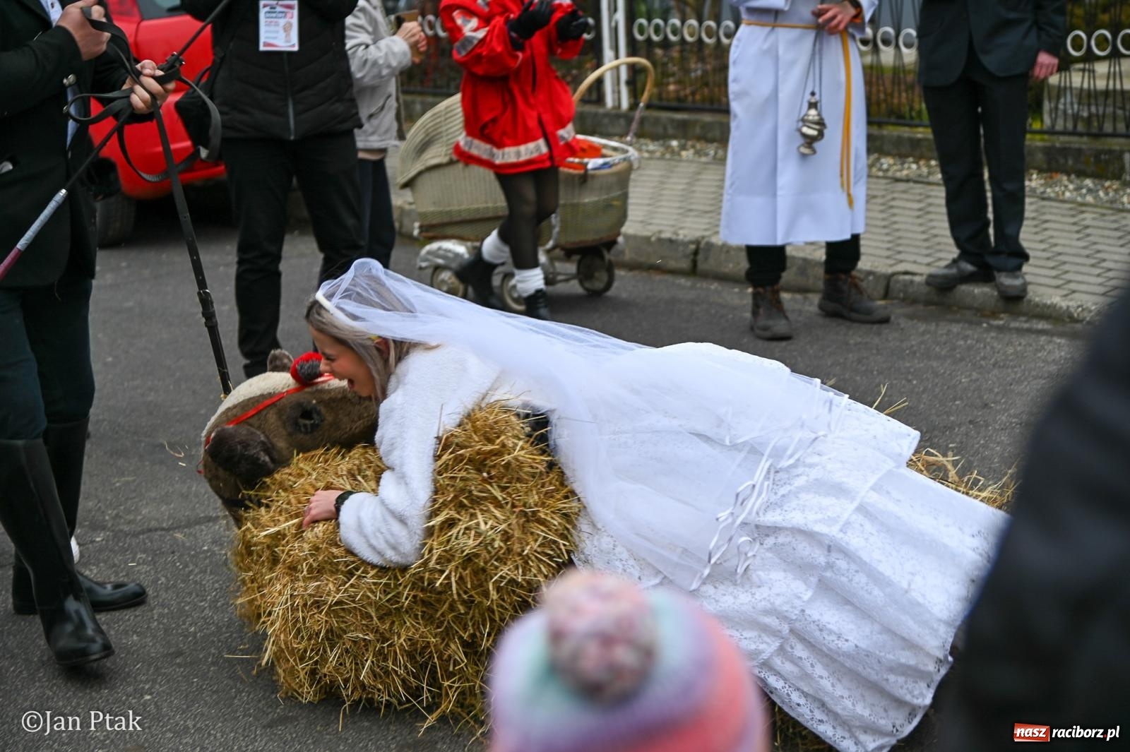 Zdjęcie w galerii na portalu naszraciborz.pl: Samborowice żegną karnawał: Tanzbär i słomiane misie na bis! [GALERIA] wiadomości z regionu