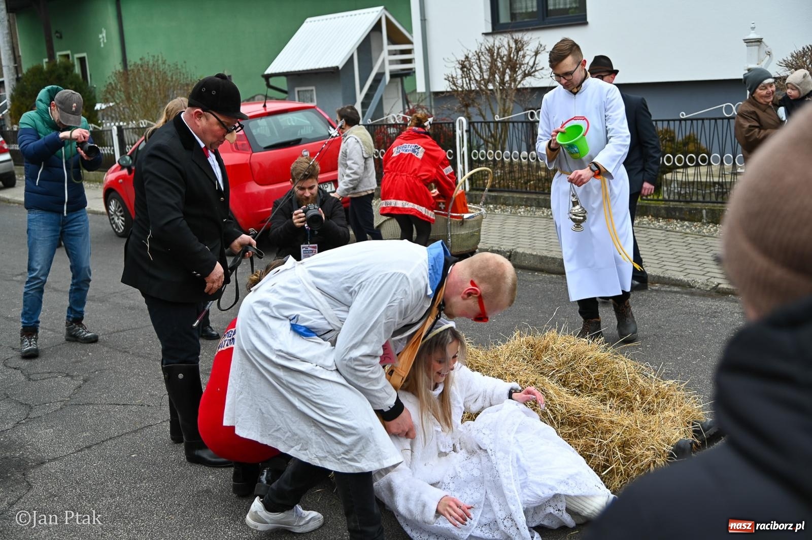 Zdjęcie w galerii na portalu naszraciborz.pl: Samborowice żegną karnawał: Tanzbär i słomiane misie na bis! [GALERIA] wiadomości z regionu