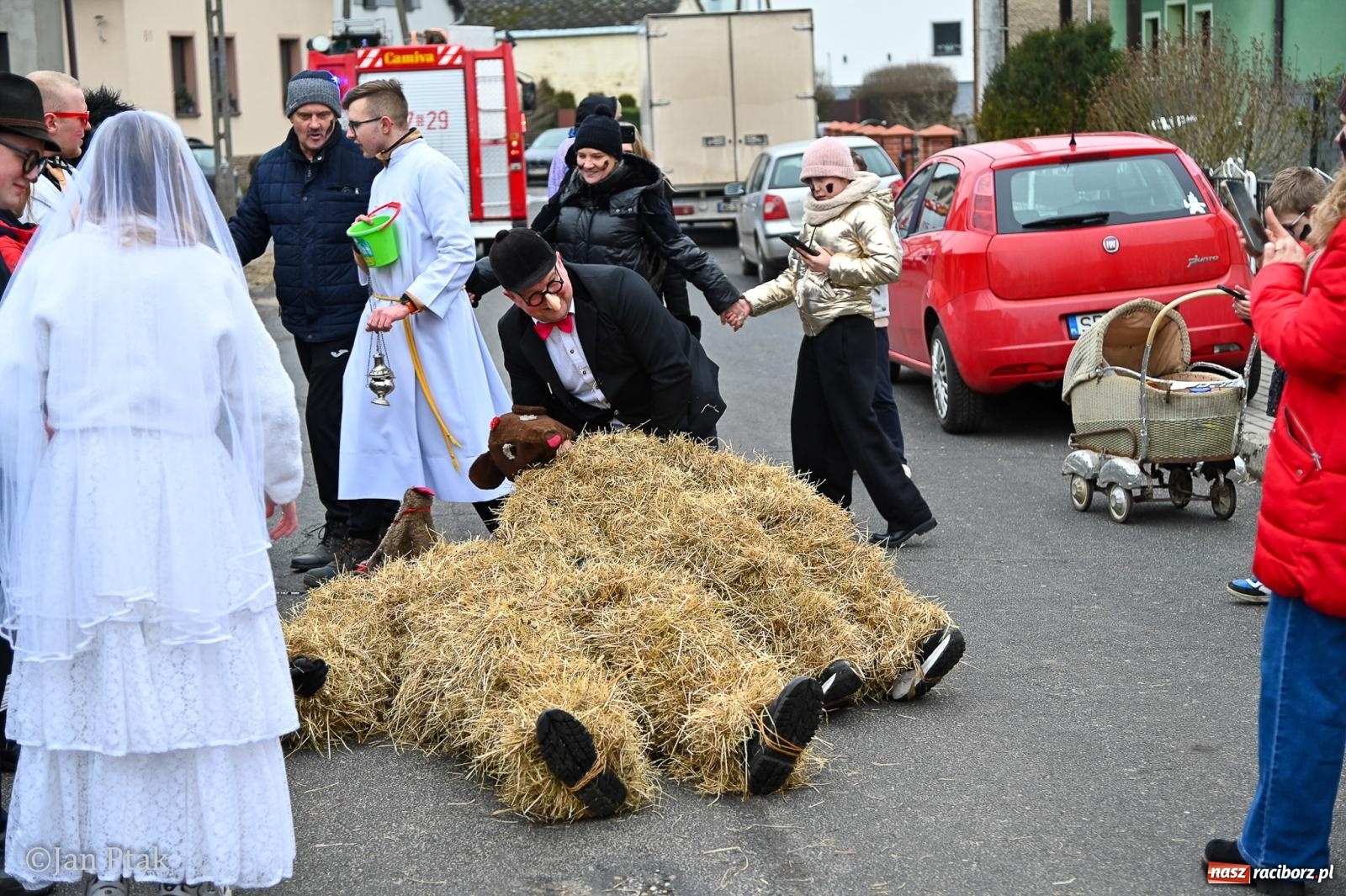 Zdjęcie w galerii na portalu naszraciborz.pl: Samborowice żegną karnawał: Tanzbär i słomiane misie na bis! [GALERIA] wiadomości z regionu