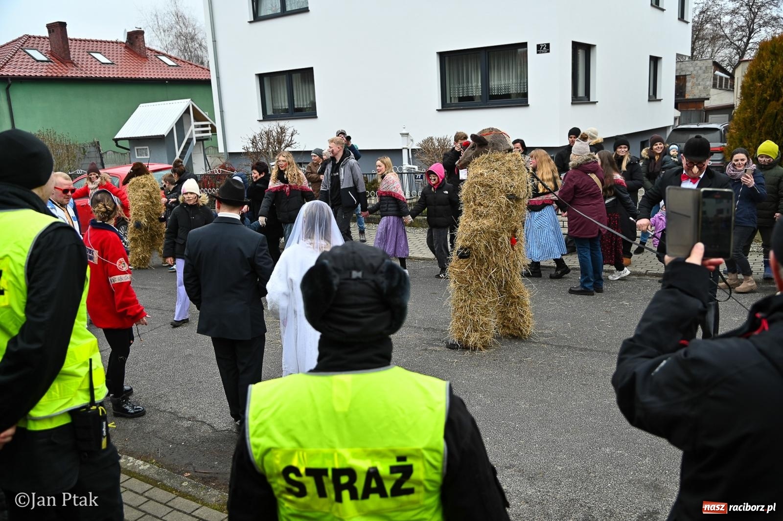 Zdjęcie w galerii na portalu naszraciborz.pl: Samborowice żegną karnawał: Tanzbär i słomiane misie na bis! [GALERIA] wiadomości z regionu