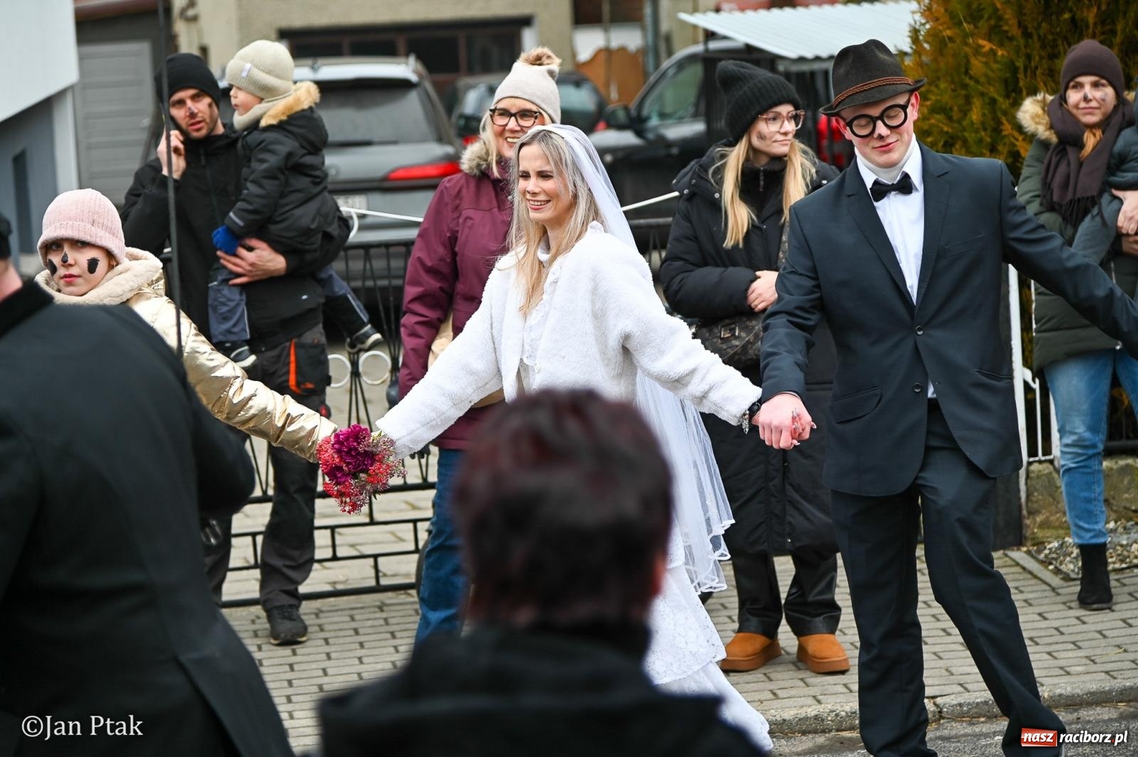 Zdjęcie w galerii na portalu naszraciborz.pl: Samborowice żegną karnawał: Tanzbär i słomiane misie na bis! [GALERIA] wiadomości z regionu