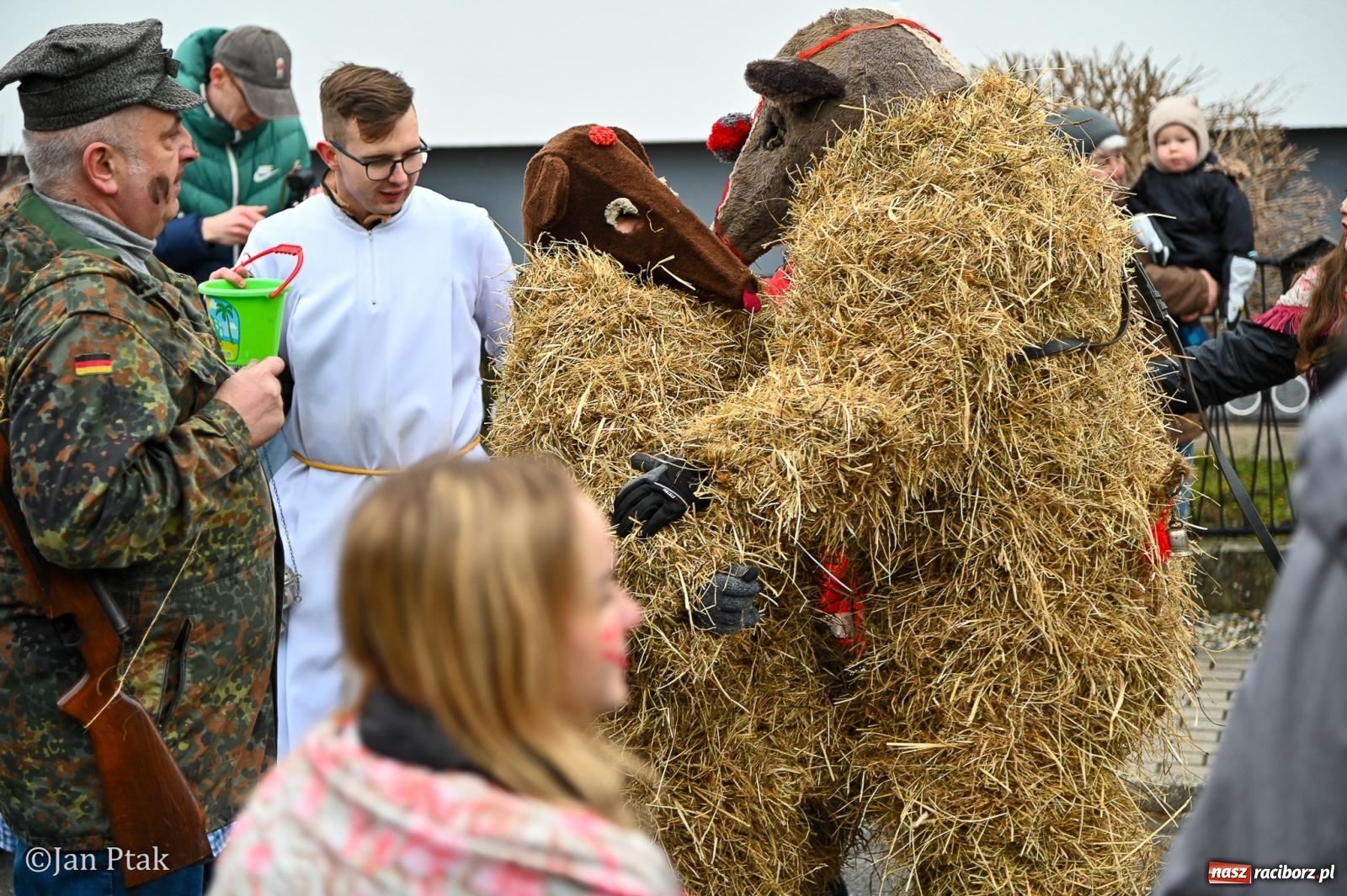 Zdjęcie w galerii na portalu naszraciborz.pl: Samborowice żegną karnawał: Tanzbär i słomiane misie na bis! [GALERIA] wiadomości z regionu