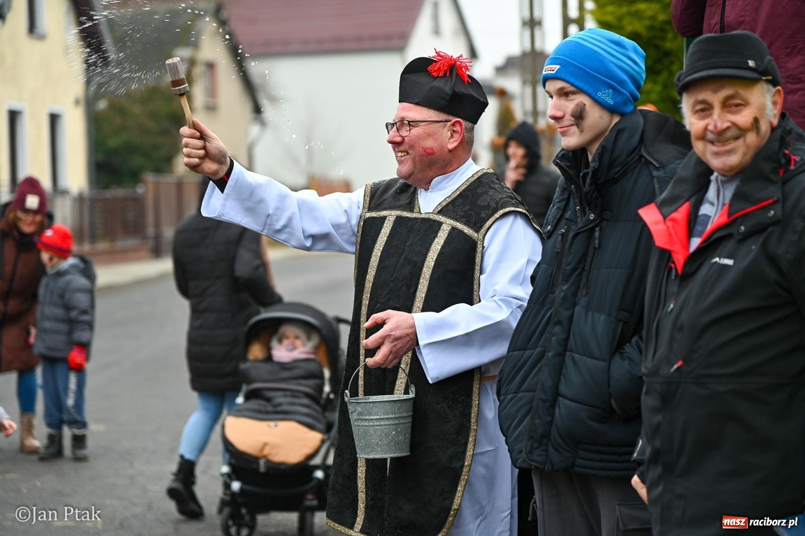 Zdjęcie w galerii na portalu naszraciborz.pl: Samborowice żegną karnawał: Tanzbär i słomiane misie na bis! [GALERIA] wiadomości z regionu