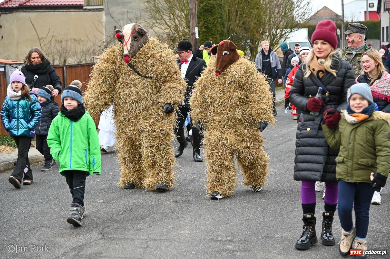 Zdjęcie w galerii na portalu naszraciborz.pl: Samborowice żegną karnawał: Tanzbär i słomiane misie na bis! [GALERIA] wiadomości z regionu