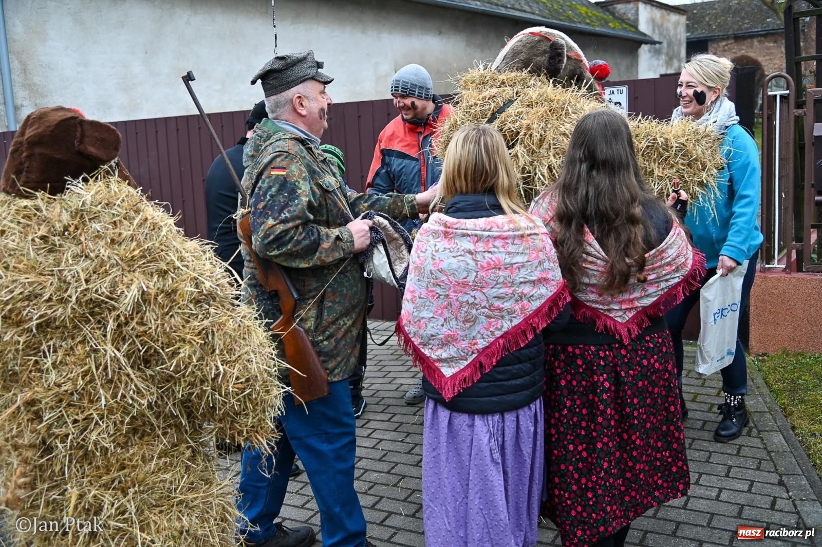 Zdjęcie w galerii na portalu naszraciborz.pl: Samborowice żegną karnawał: Tanzbär i słomiane misie na bis! [GALERIA] wiadomości z regionu