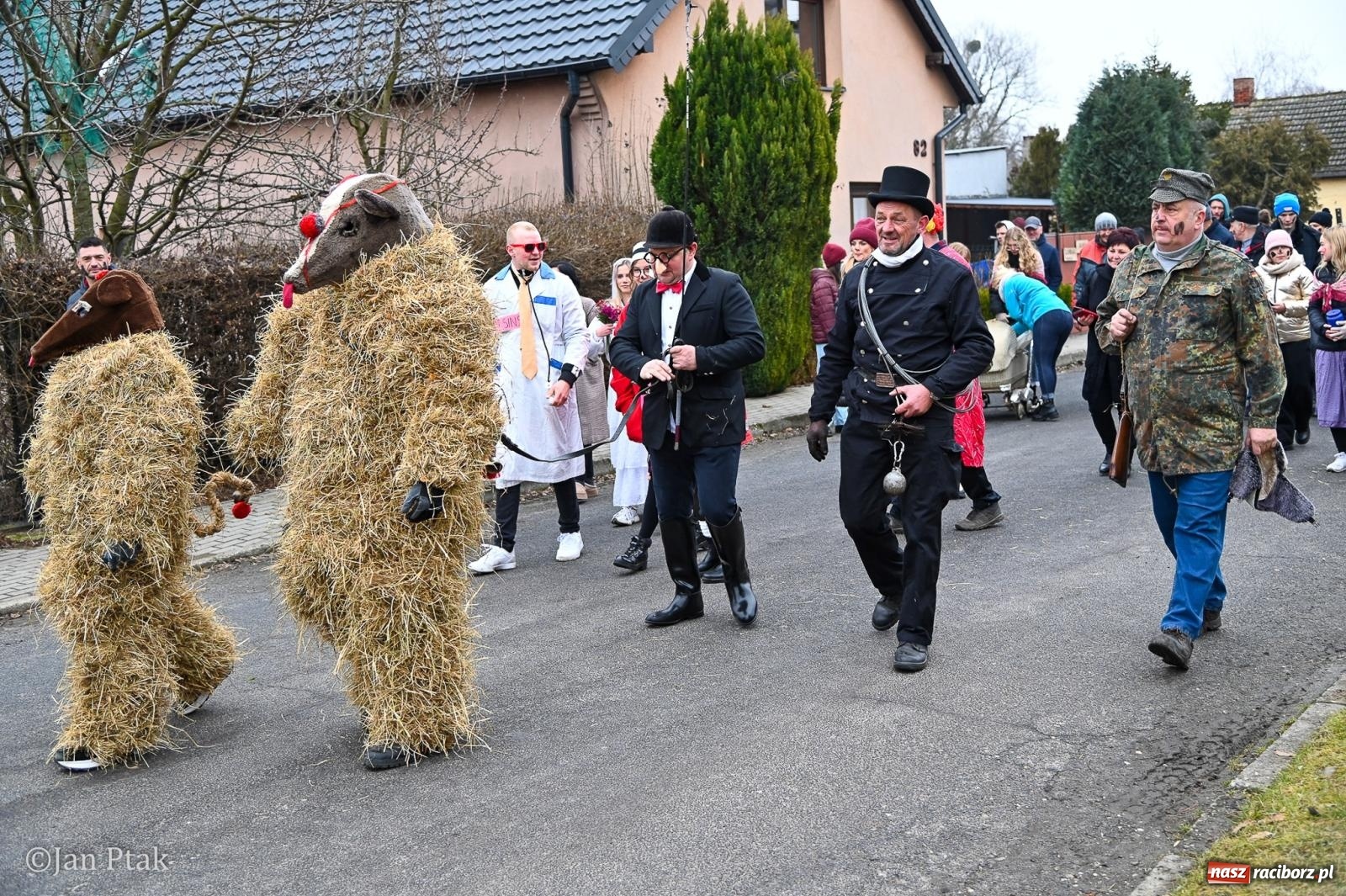 Zdjęcie w galerii na portalu naszraciborz.pl: Samborowice żegną karnawał: Tanzbär i słomiane misie na bis! [GALERIA] wiadomości z regionu