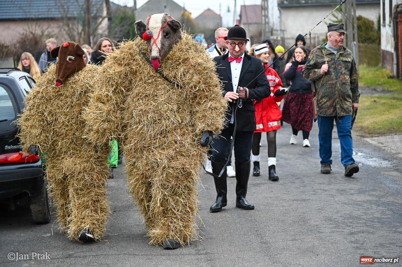 Zdjęcie w galerii na portalu naszraciborz.pl: Samborowice żegną karnawał: Tanzbär i słomiane misie na bis! [GALERIA] wiadomości z regionu