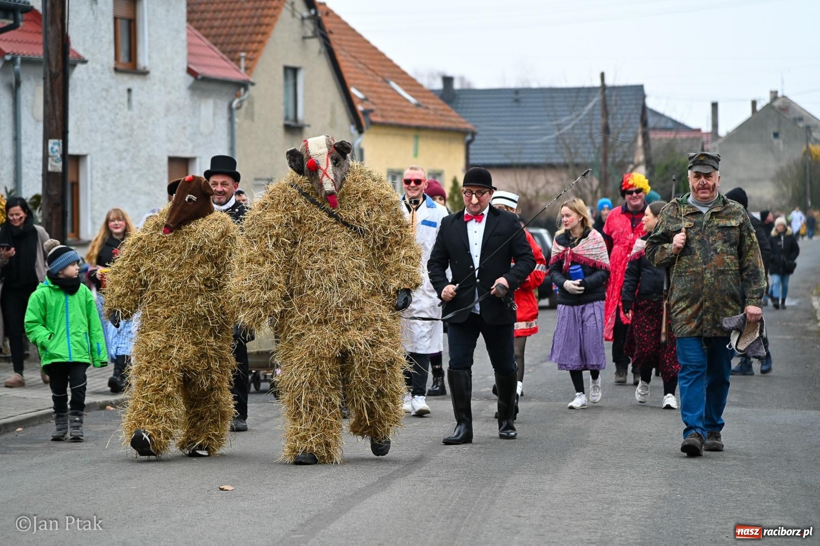 Zdjęcie w galerii na portalu naszraciborz.pl: Samborowice żegną karnawał: Tanzbär i słomiane misie na bis! [GALERIA] wiadomości z regionu