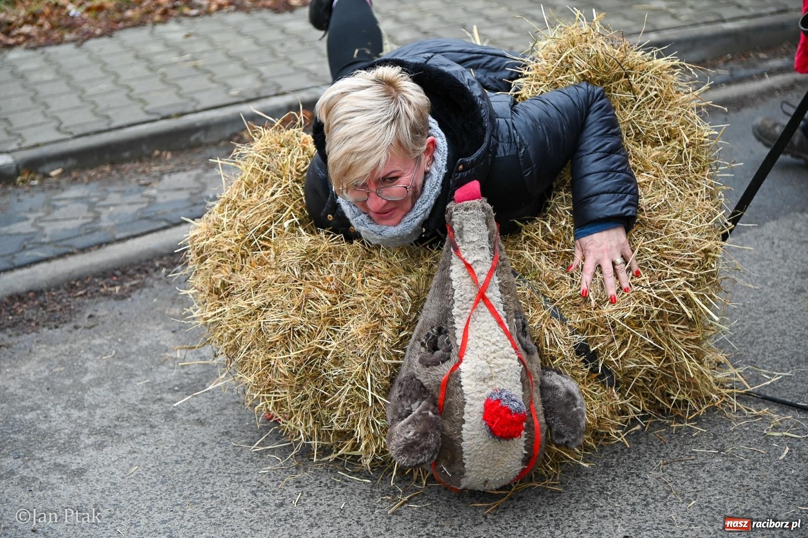 Zdjęcie w galerii na portalu naszraciborz.pl: Samborowice żegną karnawał: Tanzbär i słomiane misie na bis! [GALERIA] wiadomości z regionu