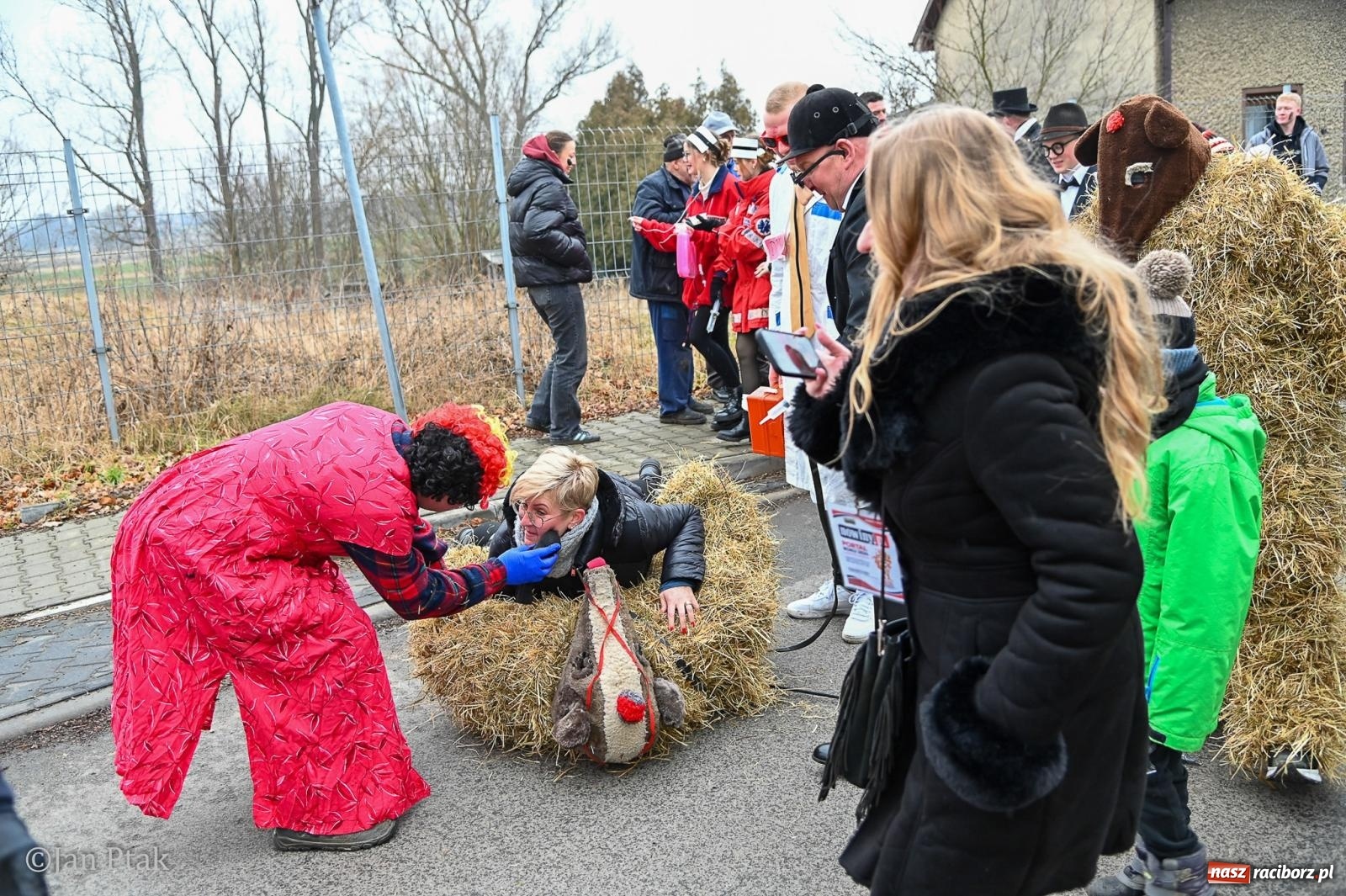 Zdjęcie w galerii na portalu naszraciborz.pl: Samborowice żegną karnawał: Tanzbär i słomiane misie na bis! [GALERIA] wiadomości z regionu